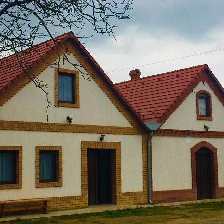 Takacs Pince Apartman Hajos Экстерьер фото