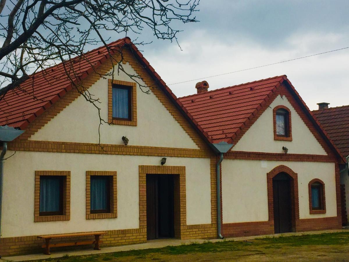 Takacs Pince Apartman Hajos Экстерьер фото